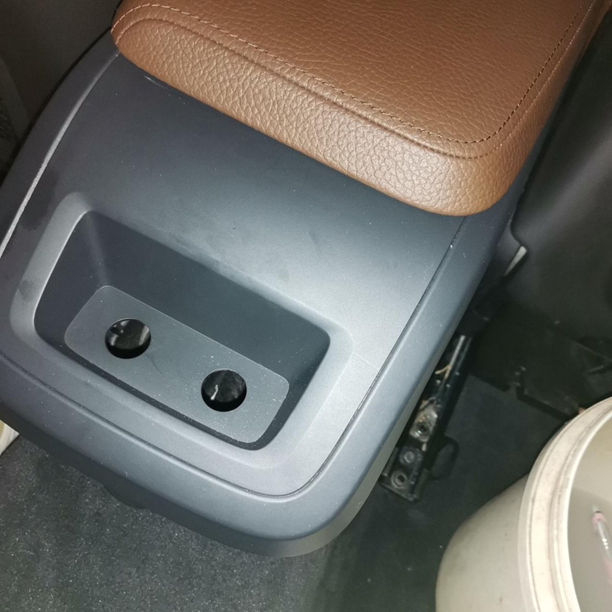 沃尔沃S60 中控扶手箱咋拆 小孩车上吐了 清理了半天 发现扶手箱下面也渗进去了 得拆开来才行了[流泪][流泪] 