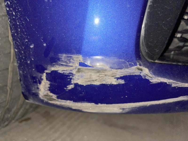 宝马3系 车撞马路牙子上了是修还是报保险，