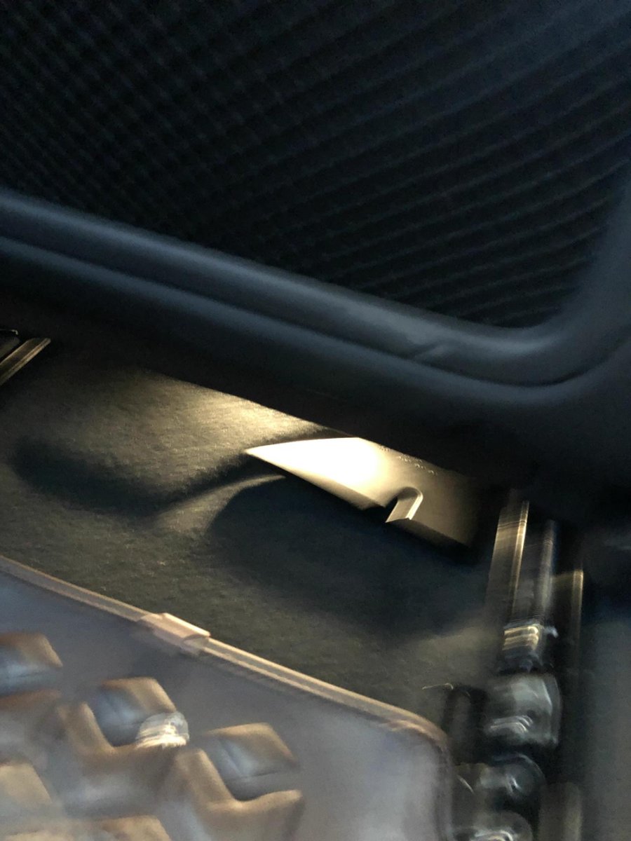 沃尔沃S60 第一次坐后排，发现驾驶位底下有个三角形的塑料板，这是什么