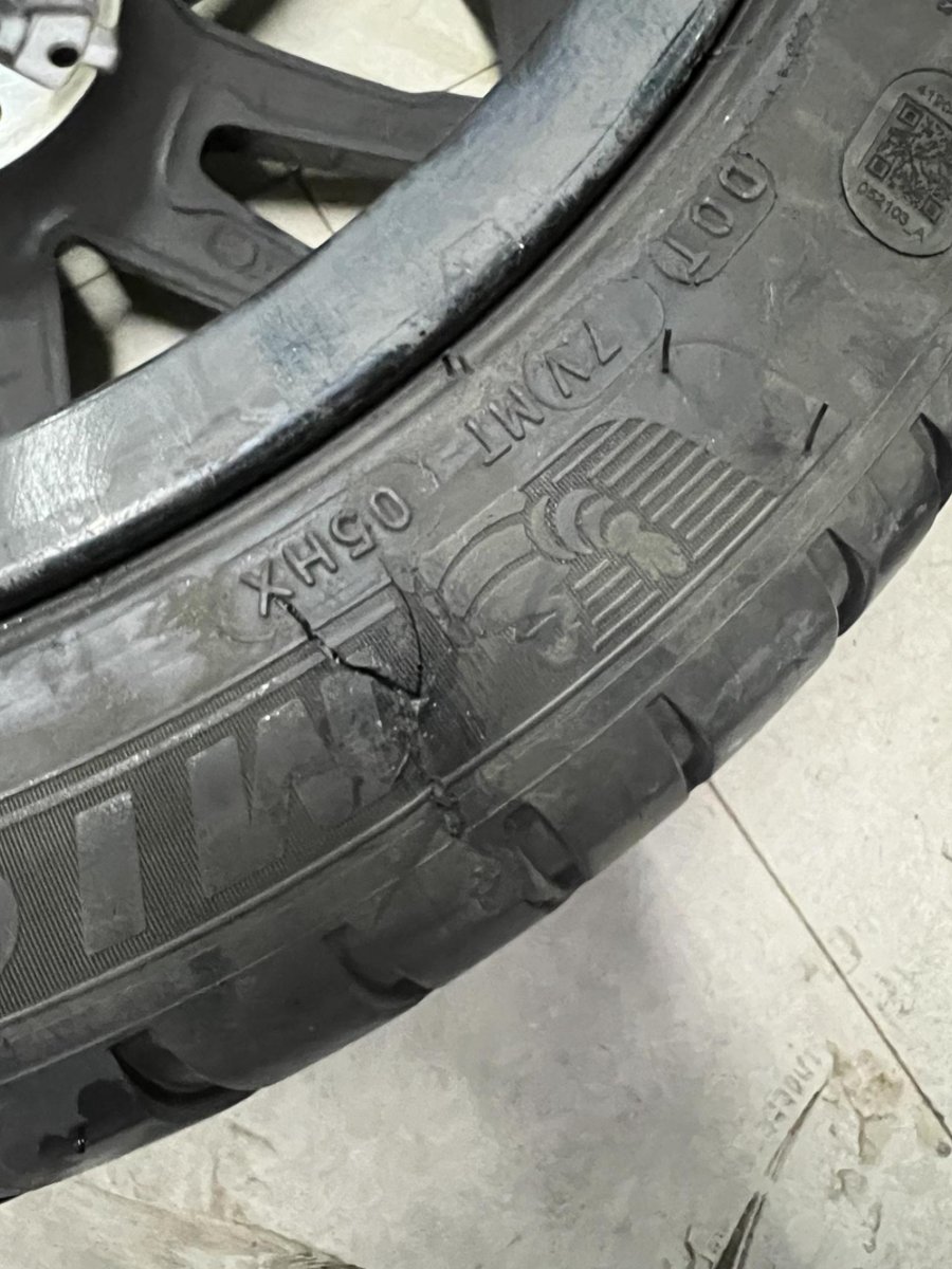 宝马3系 如图，扎钉去补胎发现右后轮原厂防爆胎裂了，轮胎店说可能是干到了马路牙子。这个情况需要更换吗？有没有什么安全隐患