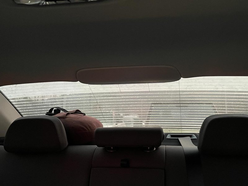 宝马3系 大家的后窗除雾也是这样吗，上面一点和没开似的。是不是贴膜把加热丝弄坏了？问4S店说是正常的，边缘热的慢。