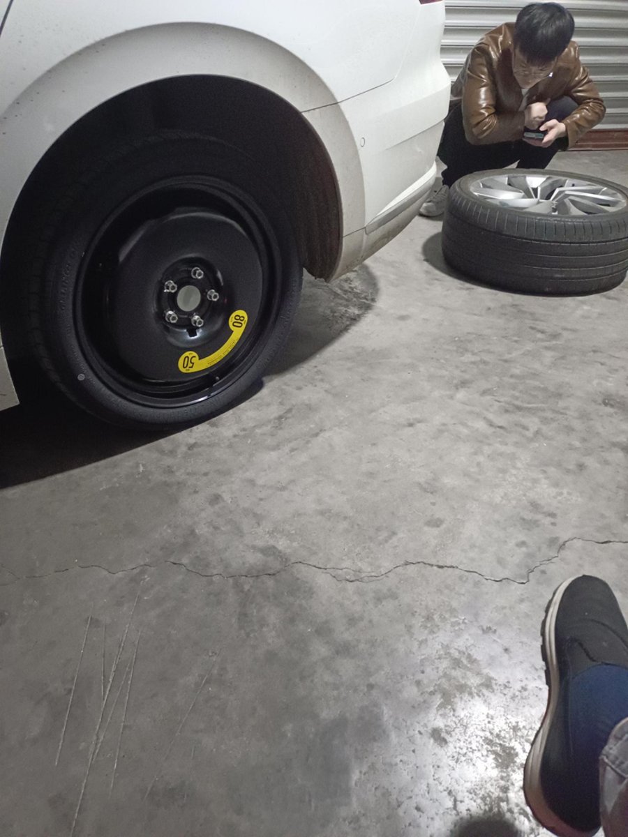 大众CC 圈里有没有改装换下来的CC19的轮胎晚上车胎爆了