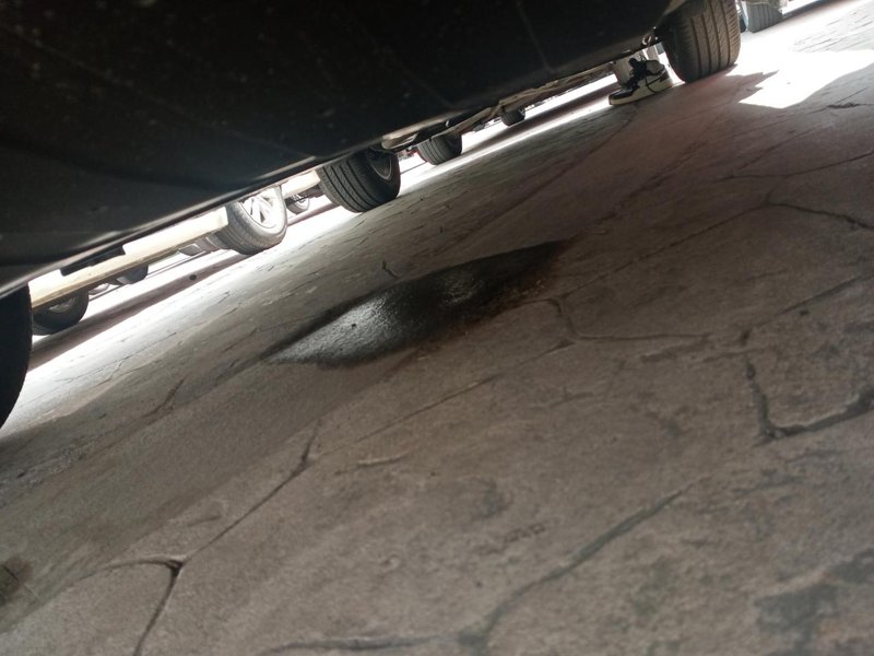 奇瑞瑞虎8 22款的虎八特供版，能看看这是漏的机油还是防冻液或者其他的吗，这是车前的位置不是车尾部