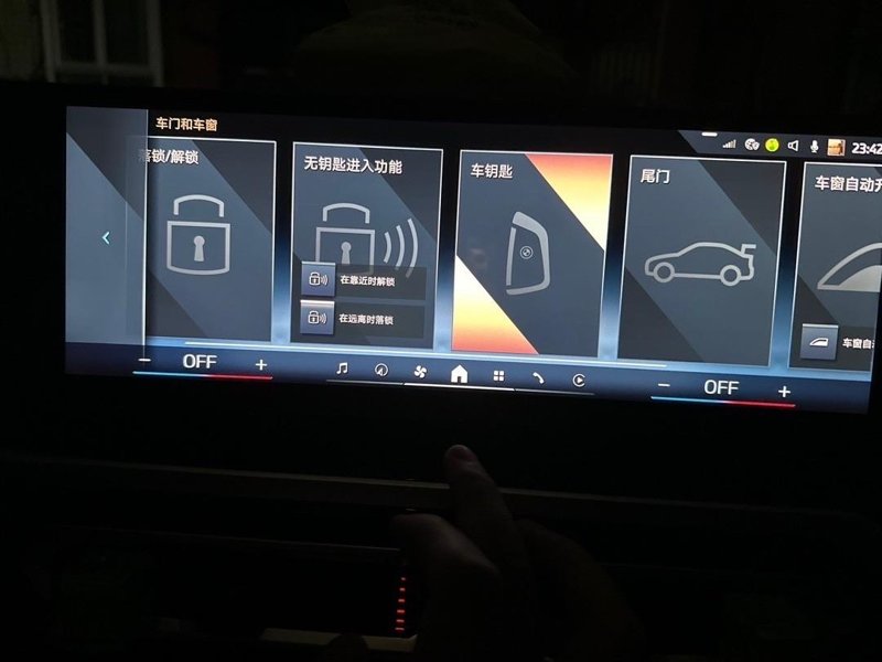 宝马3系 id 8.5系统，车门与车窗里面没有数字钥匙和卡片钥匙，app 端手动激活数字钥匙也一直没反应，车机没任何提示