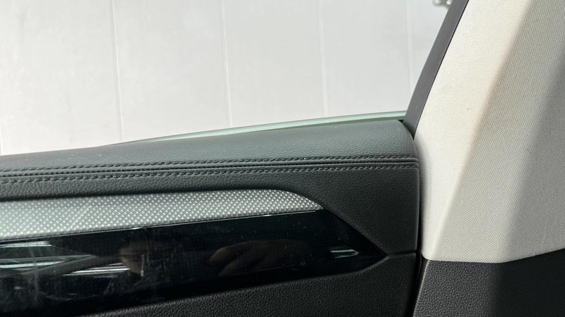 大众CC cc无框车主[大笑]的副驾驶窗户降下去也会有一点点玻璃在外面吗，但是主驾驶没有