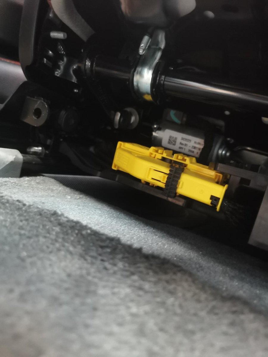 宝马3系 新车 三千公里 副驾驶座椅下面这个黄色东西不小心被拔了然后自己又插上了 结果显示副驾驶乘员保护系统 气囊灯亮了