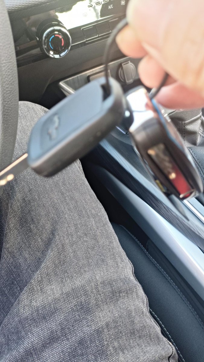 雪佛兰科鲁泽 友友们，你们的车 也只有一把机械钥匙一把遥控钥匙吗？ 感觉这黑色钥匙，没白色的高档。