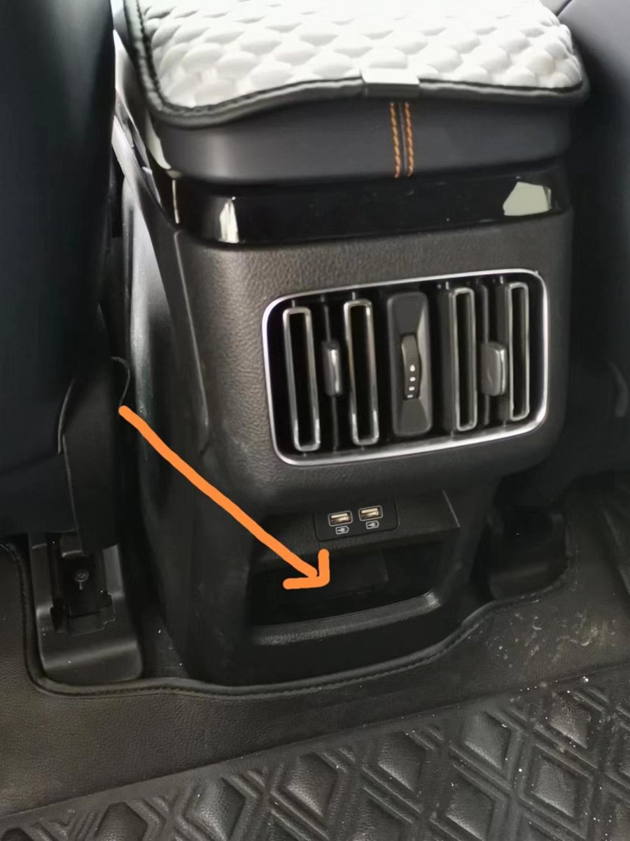 比亚迪宋PLUS EV 扶手箱后面，这个空槽怎么利用？放抽纸只能放半包，想配个后排用的烟灰缸，网上也没找到合适的。车友这