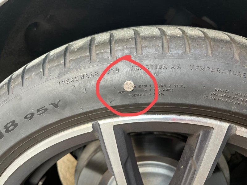 宝马3系 有没有老铁知道，这个车轮上的变色的小圆圈是啥啊，是我轮胎出问题了吗