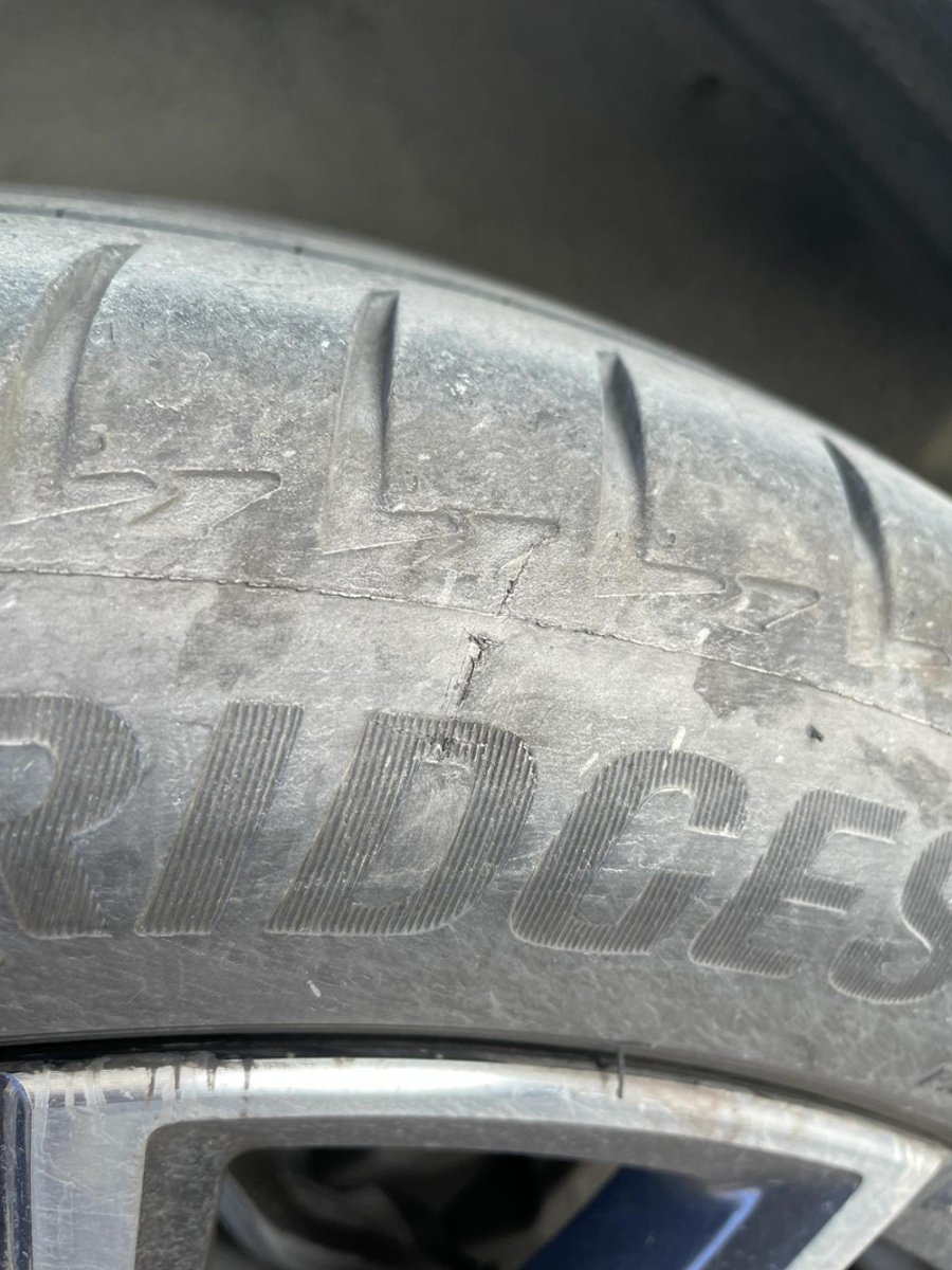 宝马3系 ，轮胎胎壁有划痕，需要更换吗