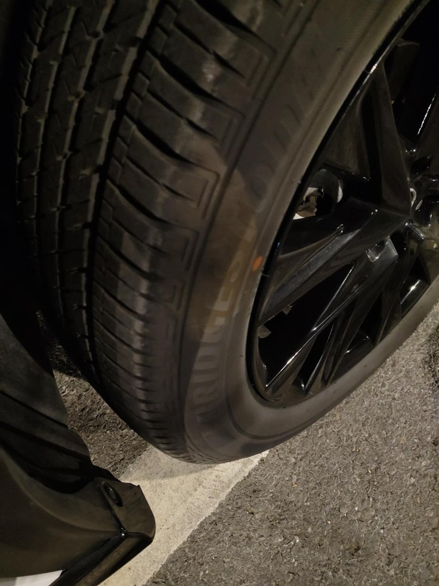 马自达CX-5 想为下车胎这个颜色咋回事，才买了一年朵，不会是做保养给换了轮胎吧。