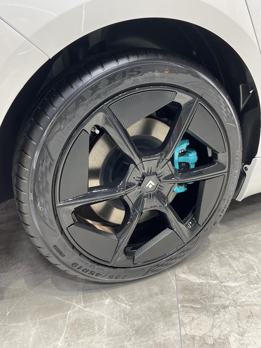 昊铂GT为何媒体测评车，轮圈是245-40-20，还是米其林PS4的轮胎，但现在可以选装，实际展厅店面的全是235-45