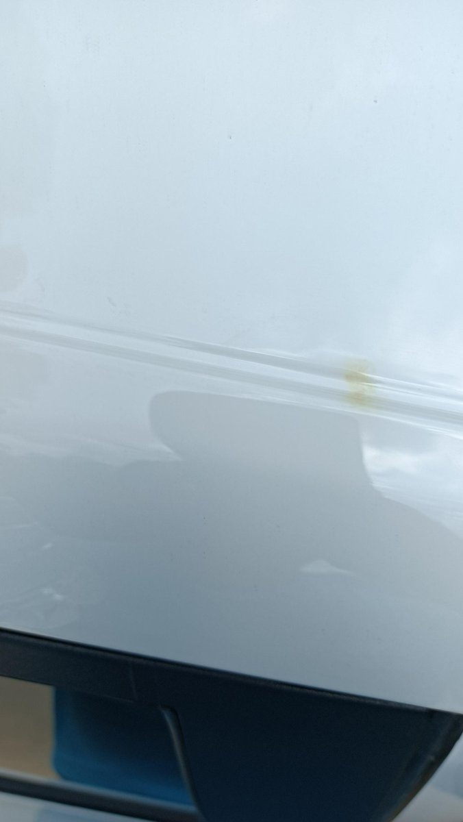 雪佛兰科鲁泽 刚提车一个月，发现车顶边上有一块黄色的，怎么都擦不掉，上周洗车还没有，不知道是什么东西