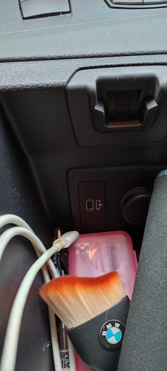 宝马3系 请问这个接口是干啥用的，反向充电么？充电宝给车充电？还是车给手机充电？