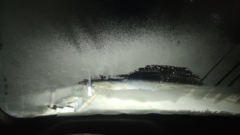 大众迈腾  每天晚上一上车前挡风里边就一层冰 啥情况