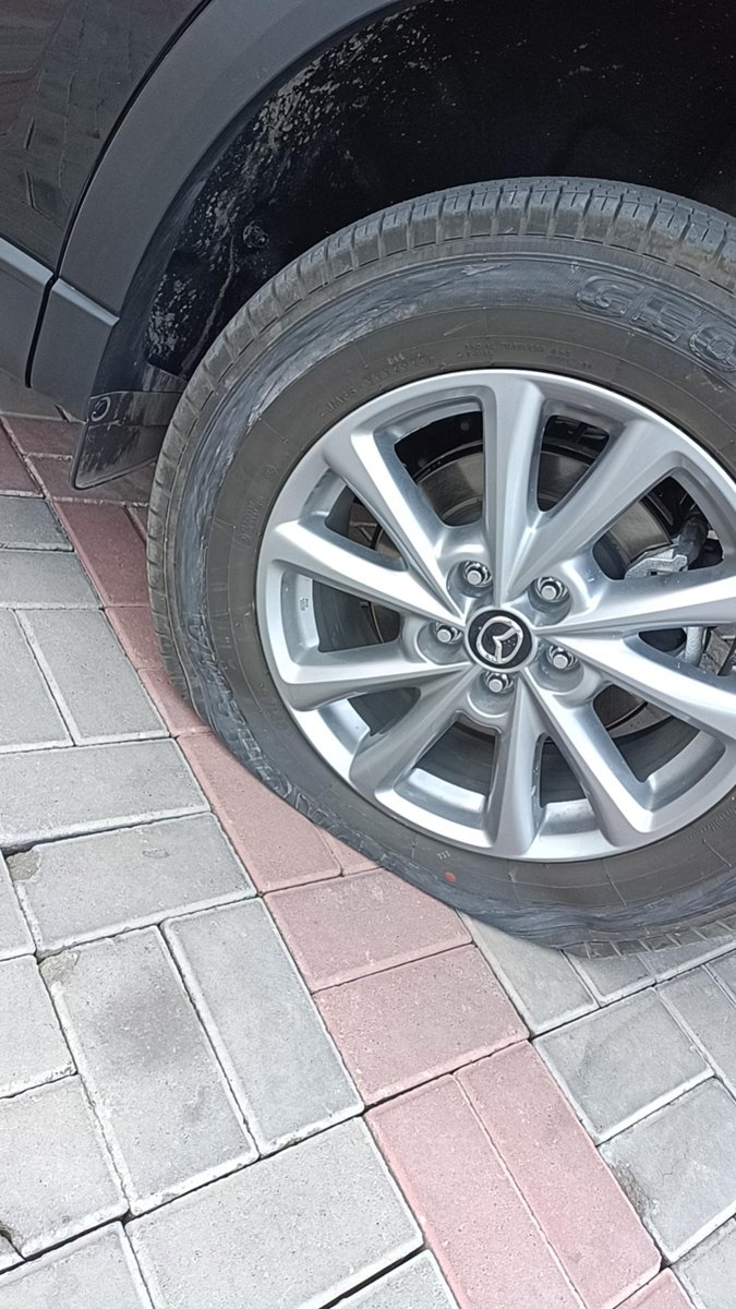 马自达CX-5 家人们，刚提半个月的车轮胎进刀片了，然后又开了几公里，里面磨成这样了，还能开吗？修理工说没看见线就没事，