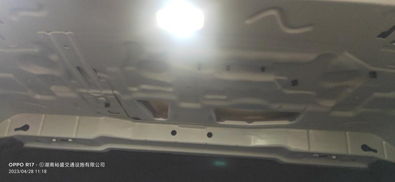 宝马3系 ，新款325的尾箱顶部有装修没有。的怎么没装修，能看到铁皮。下图是尾箱内顶部的图片