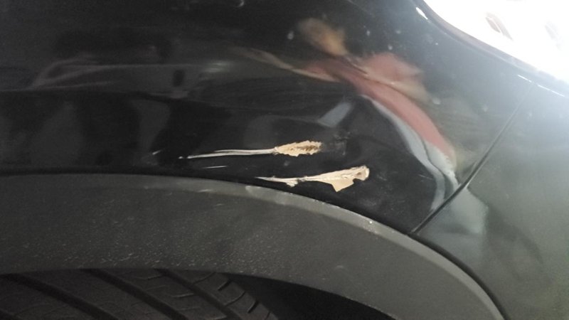 比亚迪宋PLUS DM-i ，刮了车了，伤口有点深在右侧轮胎上面的件上（好像是塑料件）。估计得换件。有