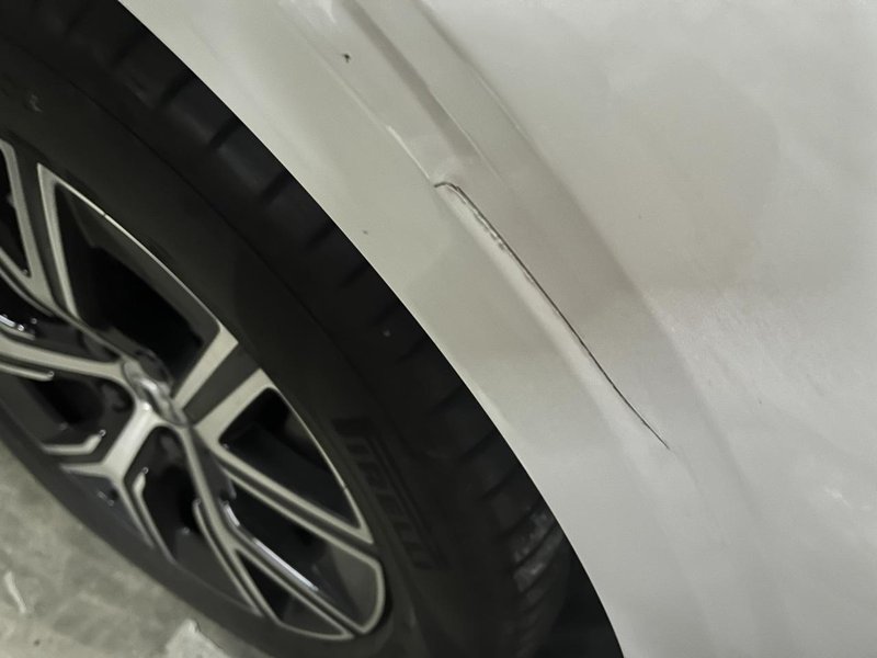沃尔沃S60 提车半年 上个月刚追尾出险 全责 修了7500 停车的时候挂到消防栓了 左前翼子板刮了一条 挺深