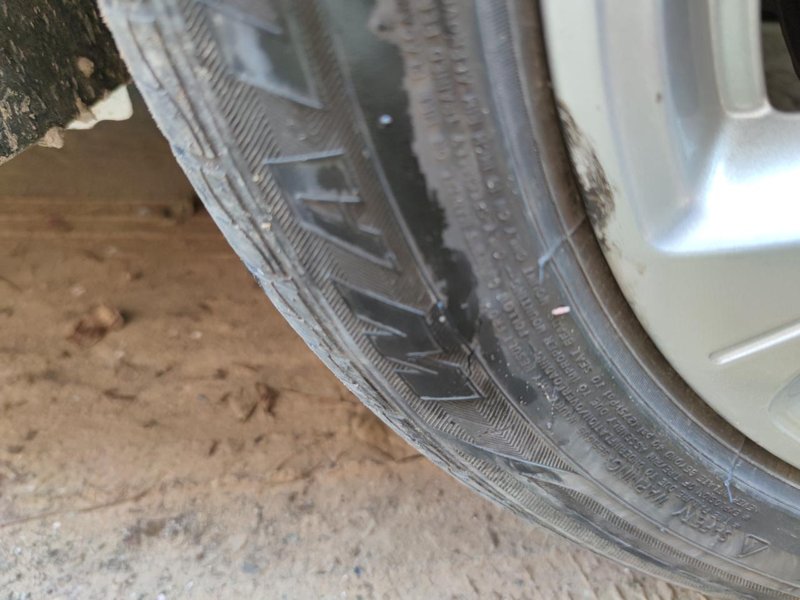 雪佛兰科鲁泽 二月份买的车，现在5000多公里，发现右前轮胎有裂纹，这个去4s店能维修吗，大概多少钱