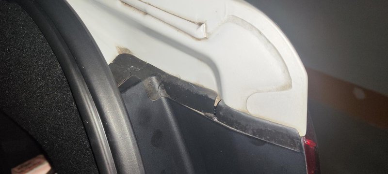 雪铁龙C6 车上的塑料配件哪里可以买到，后尾灯内饰板上面单独的一块