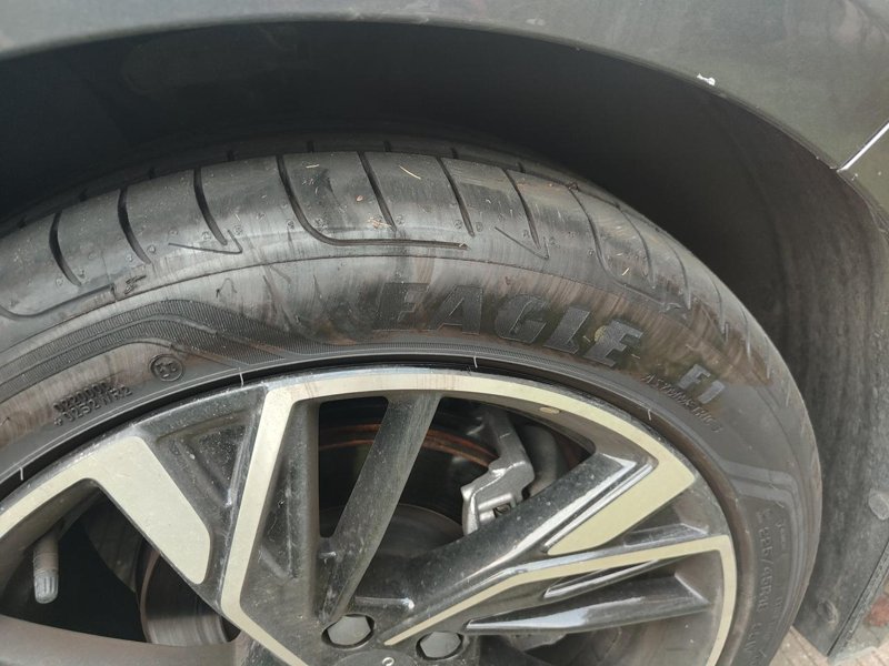 领克03 停车车胎挤马路牙子上了，这对后续跑高速会产生什么影响或者隐患吗
