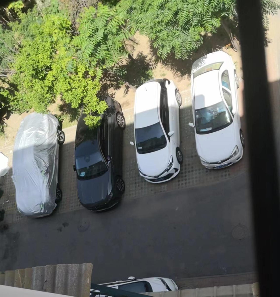 ARCFOX极狐极狐 阿尔法S ，如图所示，最左侧车衣罩起来的是极狐车，这种前面也是车的停车状况，有没有人用过自