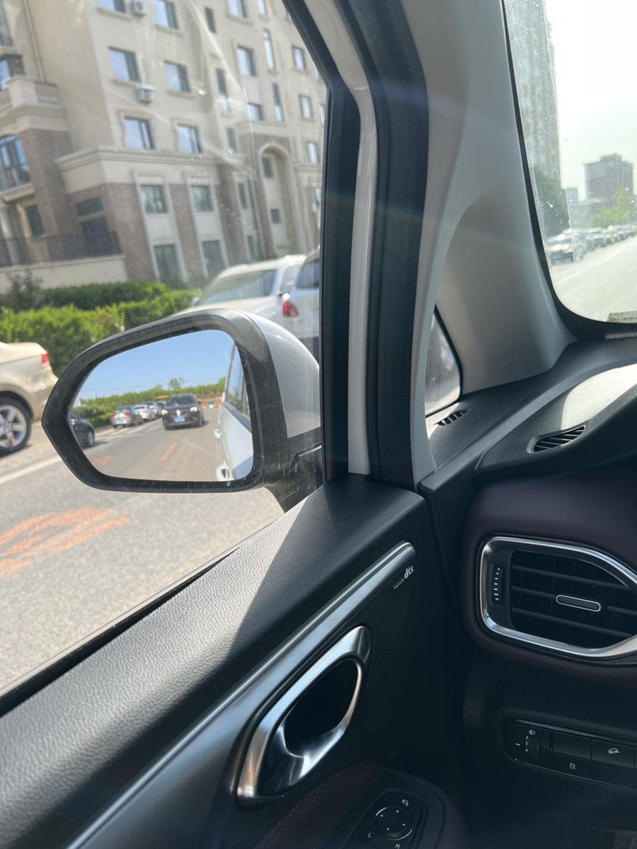 广汽传祺传祺M6 昨天刚提车，高速主驾驶门位置有漏风的声音。有没有改善的方法？