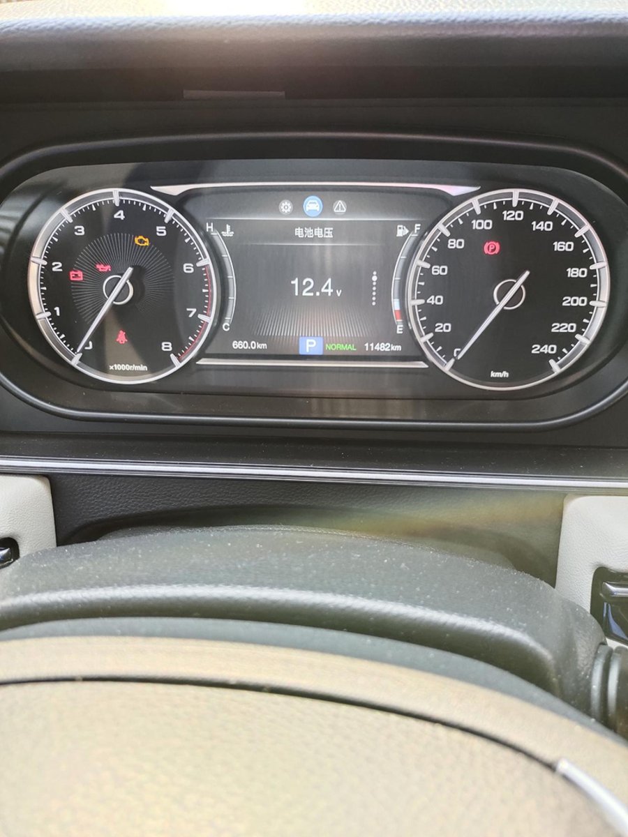 广汽传祺传祺M6 汽车未启动电压为12.4v。启动后就15v，这样正常麽？