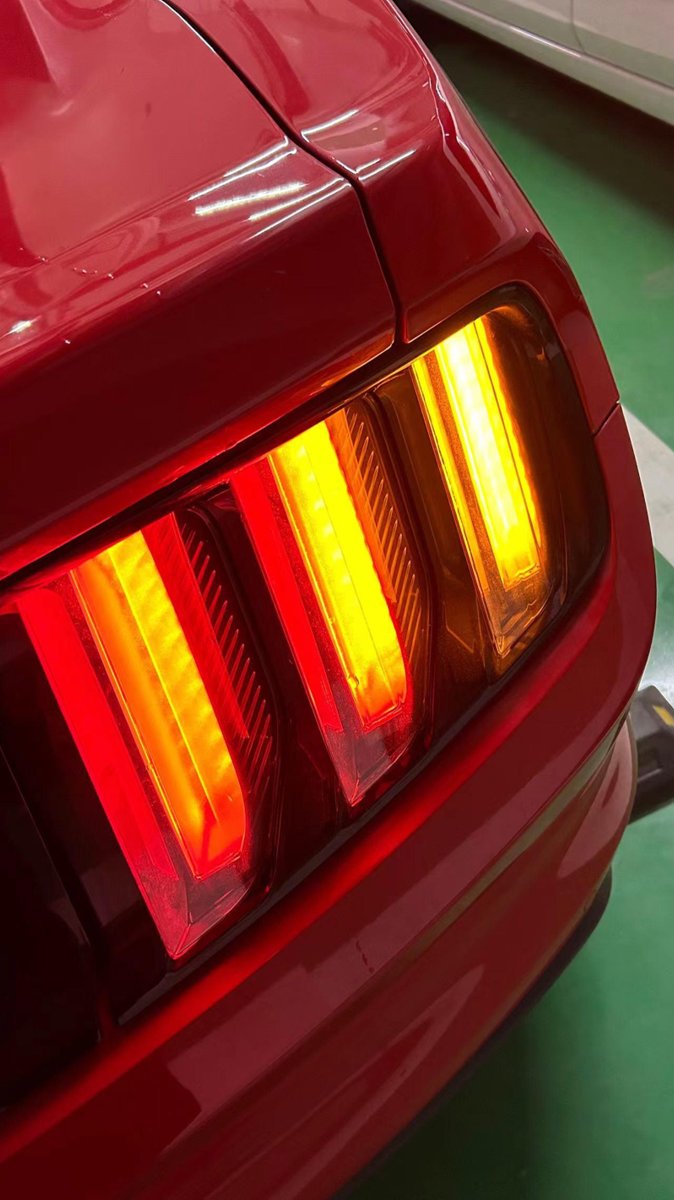福特Mustang 懂车帝大神们，我的2015中规，22年中的时候，右后尾灯（未改装）的最左边灯柱发黄，所以就改了流水灯