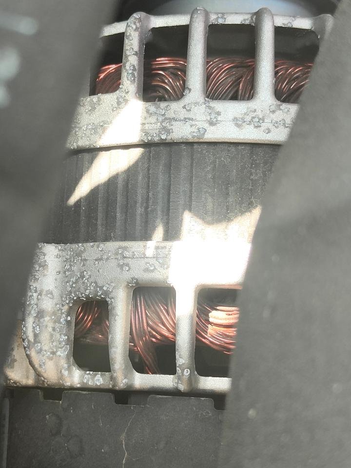 领克03才开三个月，打开发动机盖，发现发电机和旁边同样的金属，应该是氧化或者是发霉，但是铁怎么会发霉!赶快