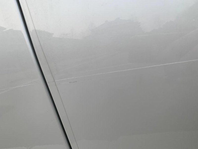 宝马3系 车子不知道啥时候两个门被刮了，车友们这个有补漆的必要吗，两个门得不少钱呢