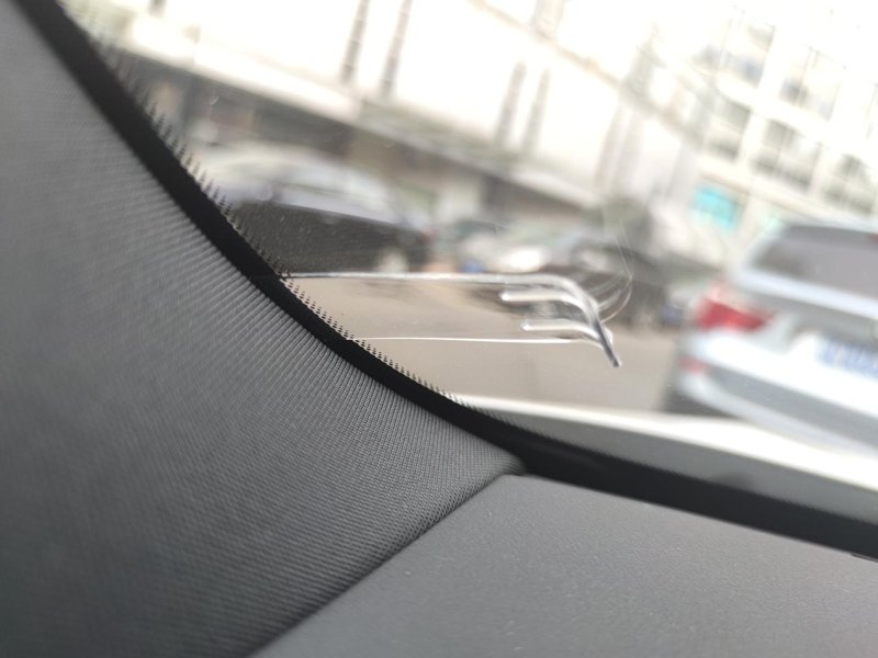 沃尔沃S60 新提的车，没注意，前挡左下角这个塑料片是干啥？需要留着还是拿掉？