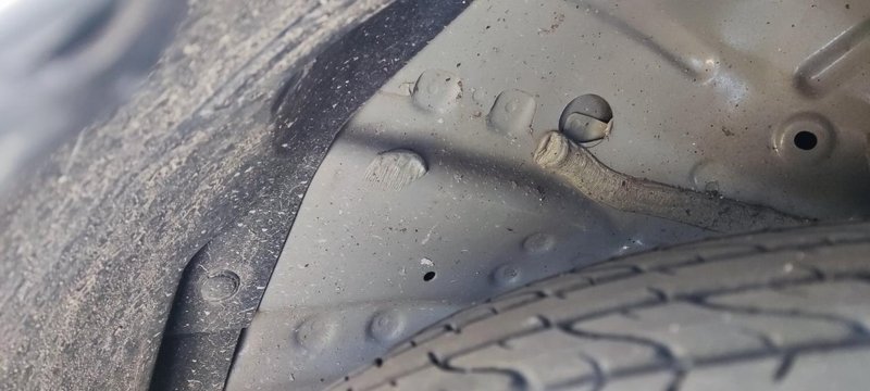 雪佛兰科鲁泽 今天突然发现右前轮里面的钢板里面多了一坨，这是钢板没做好吗？