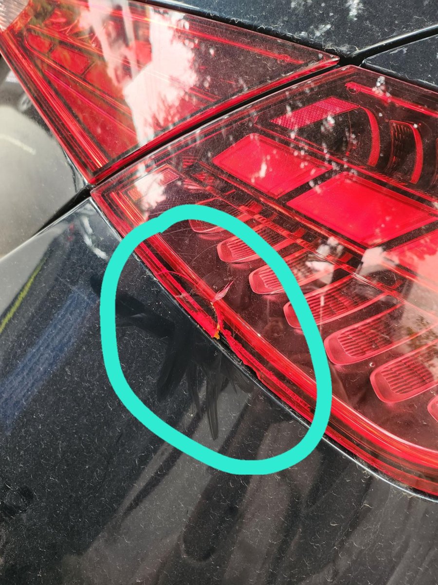 奔驰C级 xdm今天不小心把尾灯装裂了这样有必要修吗？看起来不是很明显。。。如果不会进水之类的就不想修了。。。