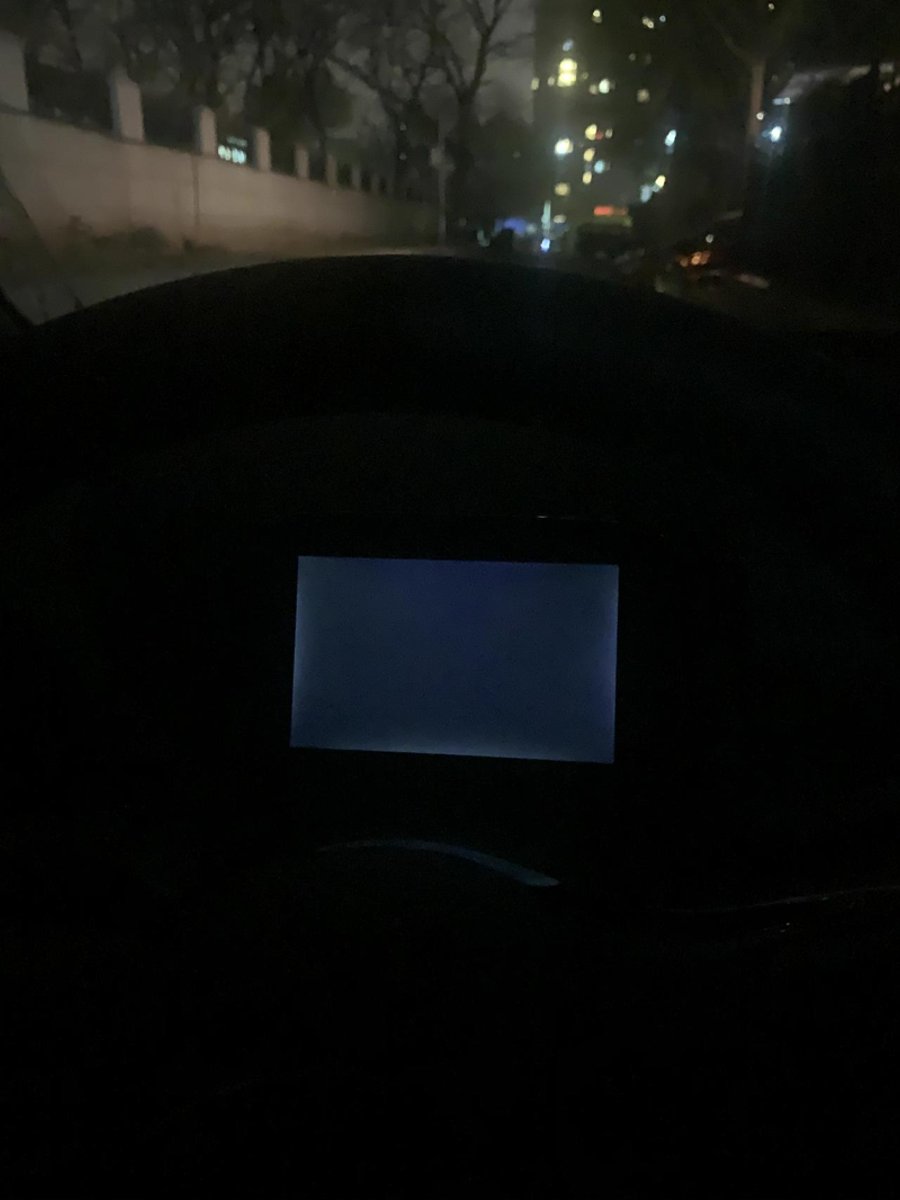 比亚迪元PLUS 晚上在车里坐着没启动发现有个问题。方向盘前面的小仪表盘偶尔会亮背景灯，有没有遇到过，这是啥