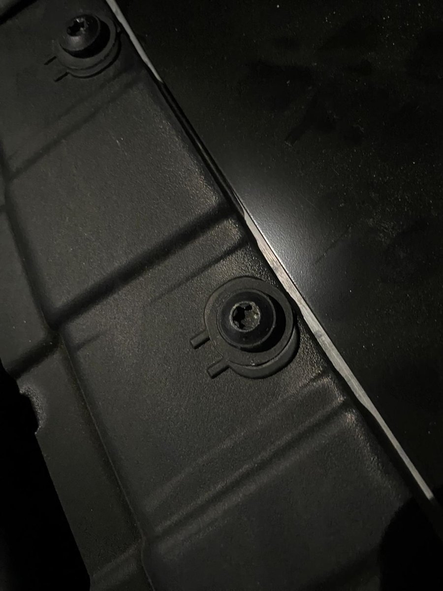 宝马5系 新提的525，发现水箱框架螺丝有拧动痕迹，这正常吗