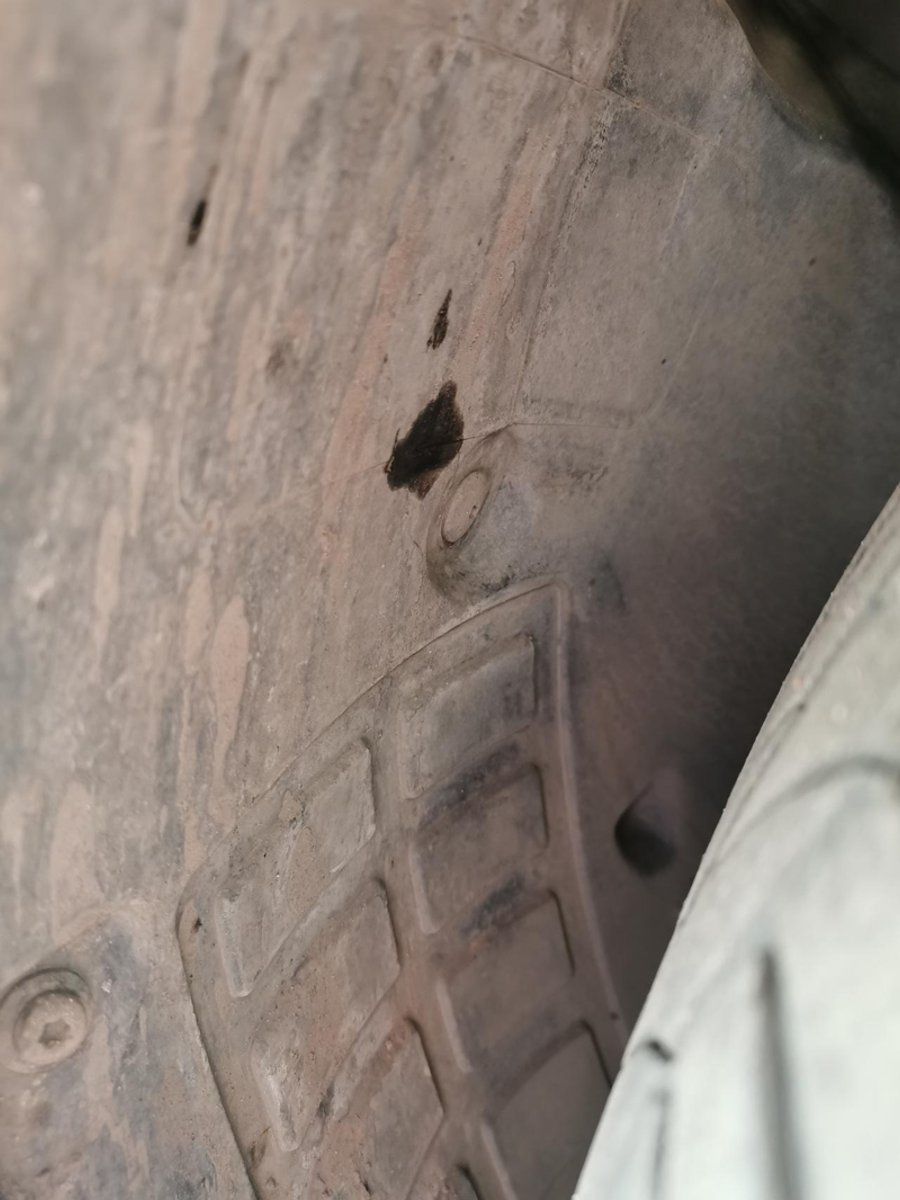 雪铁龙天逸 C5 AIRCROSS 轮胎挡泥板，时不时有这种油斑出现。用手摸有些固体的半透明小油块一搓就化了，请教一下车