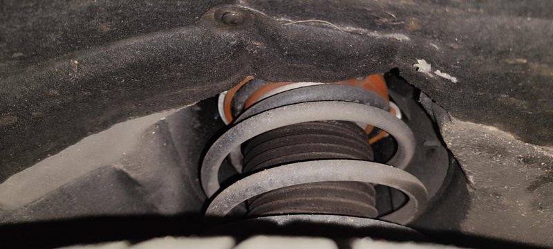 凯迪拉克CT5 CT5八个月的车前轮弹簧最上面生锈，这是正常的吗