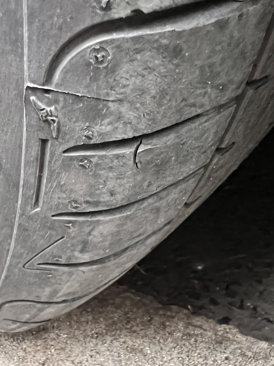 奔驰C级 开了八千公里 突然发现轮胎正面有个小口子 这种需要换胎