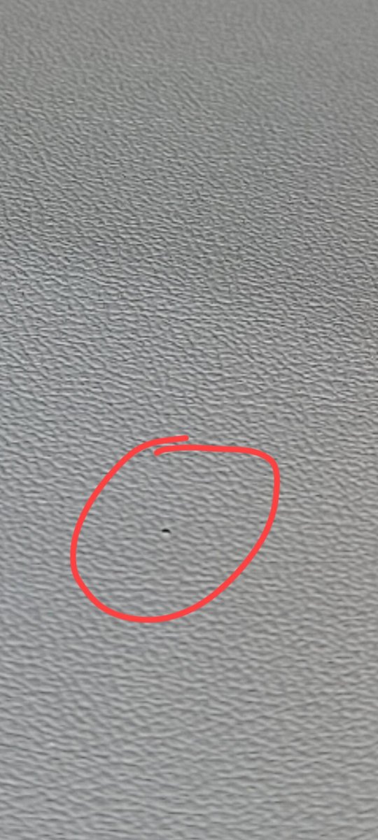 长安启源A05 提车几天才发现副驾驶中控台有一个针大的小圆孔，正常吗？