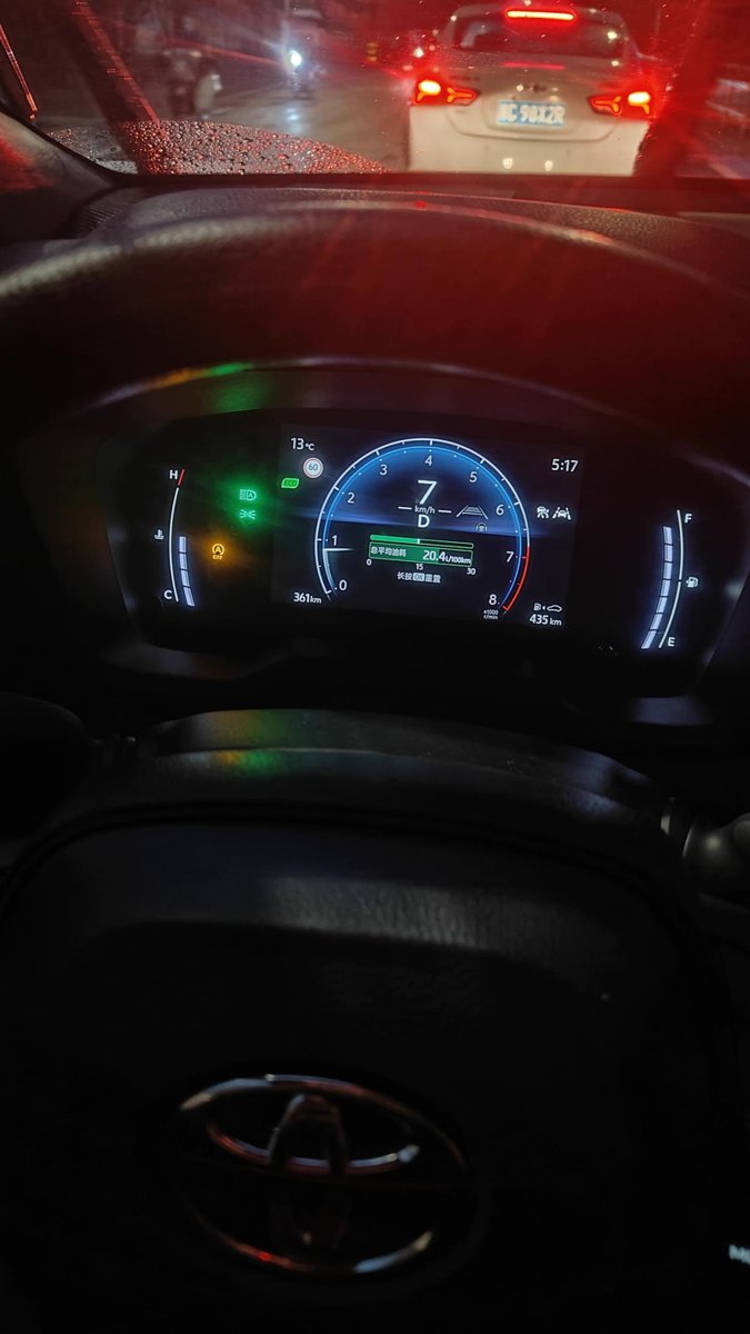 丰田卡罗拉锐放 买的新车锐放开始仪表显示10个油，200公里过后仪表显示没有低于12个显示。计算了，加了600