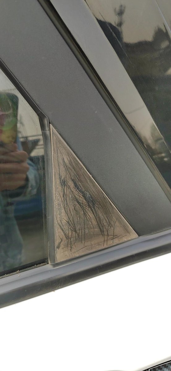 科鲁泽后车门外车窗塑料饰板腐蚀氧化了，这个小三角如何拆卸，硬搬还是里边有螺丝，网上已经买下配件了，想更换，一