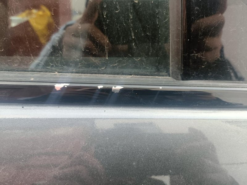 长安欧尚Z6 车窗下面黑色的条，这个是可以撕掉的，还是掉漆了?