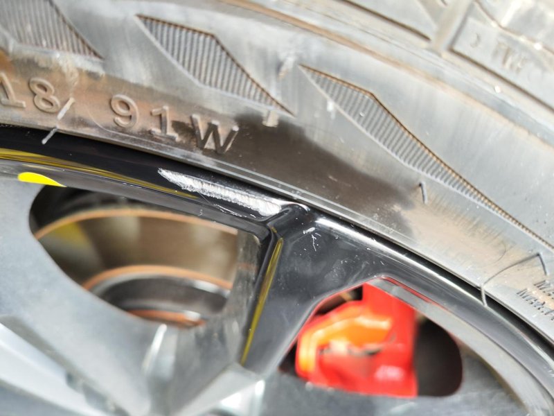 吉利帝豪S 停车轮胎不小心刮路牙上了，底漆漏出来了，这样情况有必要修吗，顺便4S店保修吗，不保修修大概