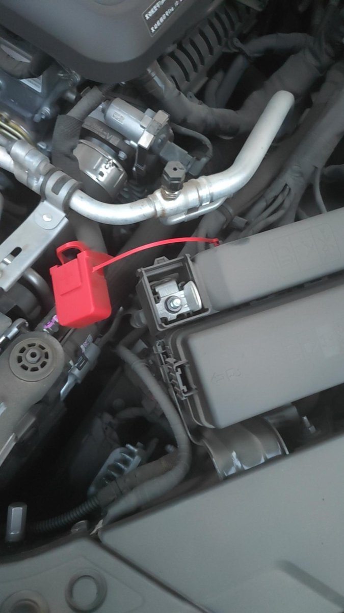 凯迪拉克CT5 这个是什么部件，今天打开引擎盖发现这个红盖子脱落了，我又给扣上去了，这个要扣吗