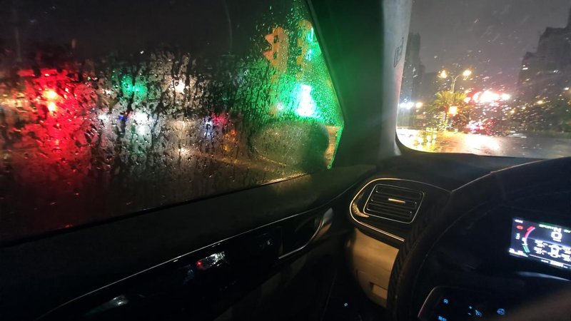 比亚迪秦PLUS DM-i 晚上雨天，车玻璃有雨水，挡住看后视镜，变道转弯都很虚，大家有什么好办法吗？[泣不成声]