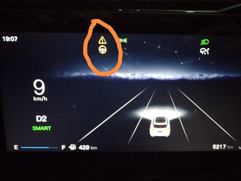 长安欧尚Z6 哪位大神帮看下，为什么出现这个标志，还是黄色的，而且车抢了两次方向盘，仪表盘也显示什么纠正，时间短没看清