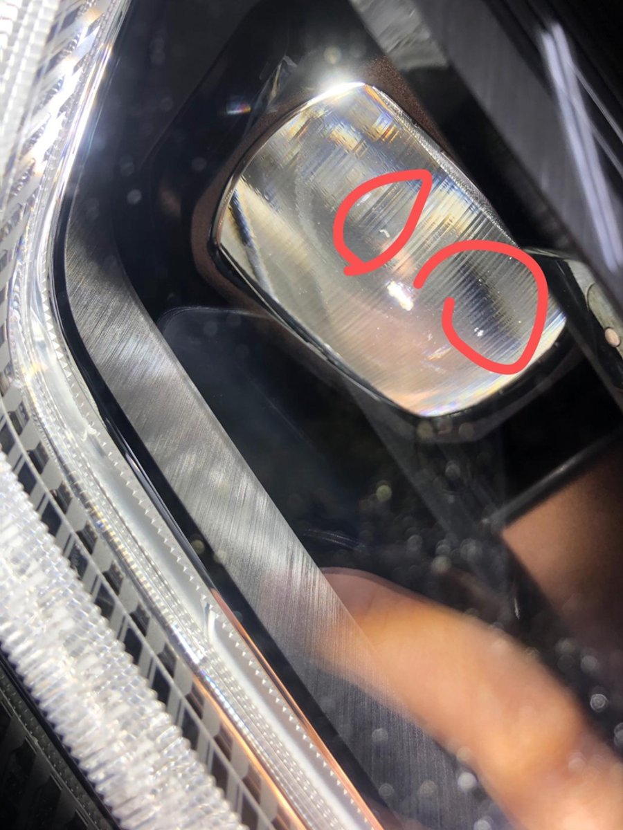 宝马5系 五系车灯里面透镜上好几道划痕，左右都有，这是正常的还是有瑕疵.