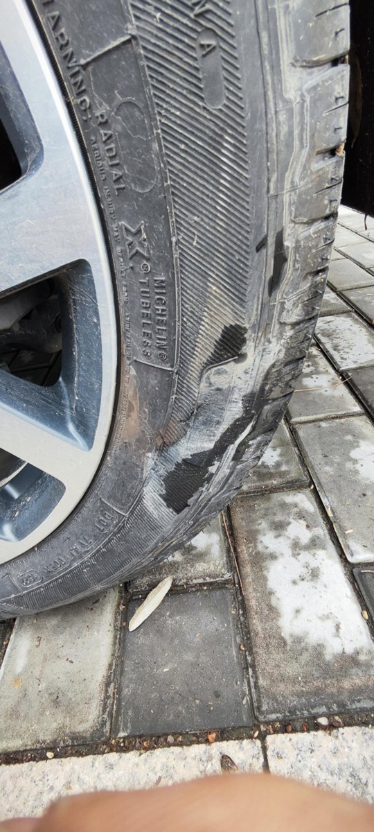 凯迪拉克XT5 昨晚停车时，轮胎侧面靠近胎面底部挤到马路牙上，被划出裂痕。让一轮胎修理店查看后，建议对裂痕部分进